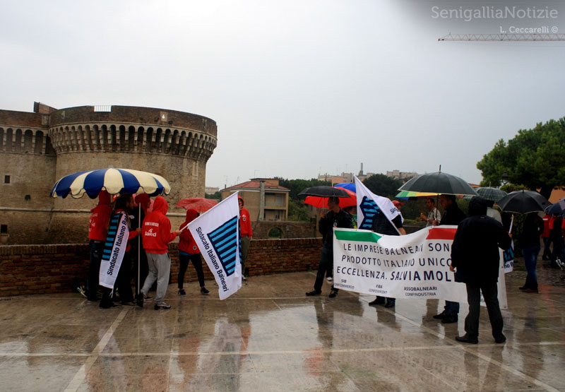 Il corteo anti-Bolkestein sfila a Senigallia