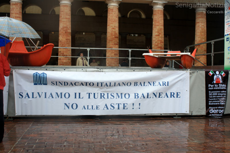 I bagnini al Foro Annonario di Senigallia