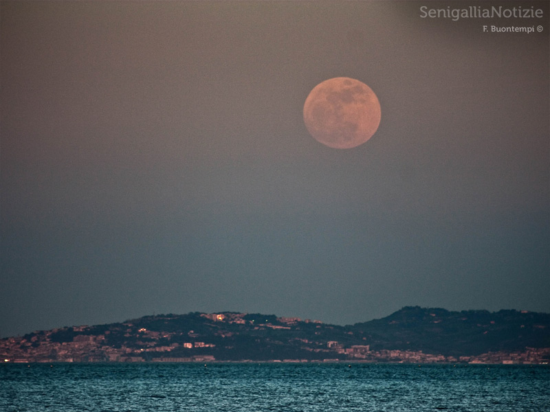 12/10/2012 - Luna rossa