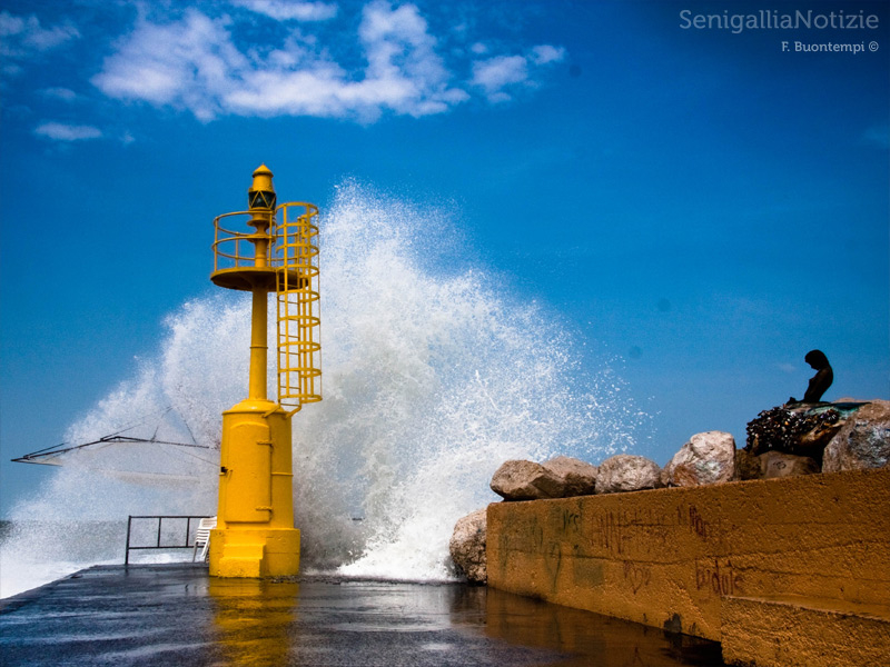 13/10/2012 - Mare grosso al vecchio molo di Senigallia