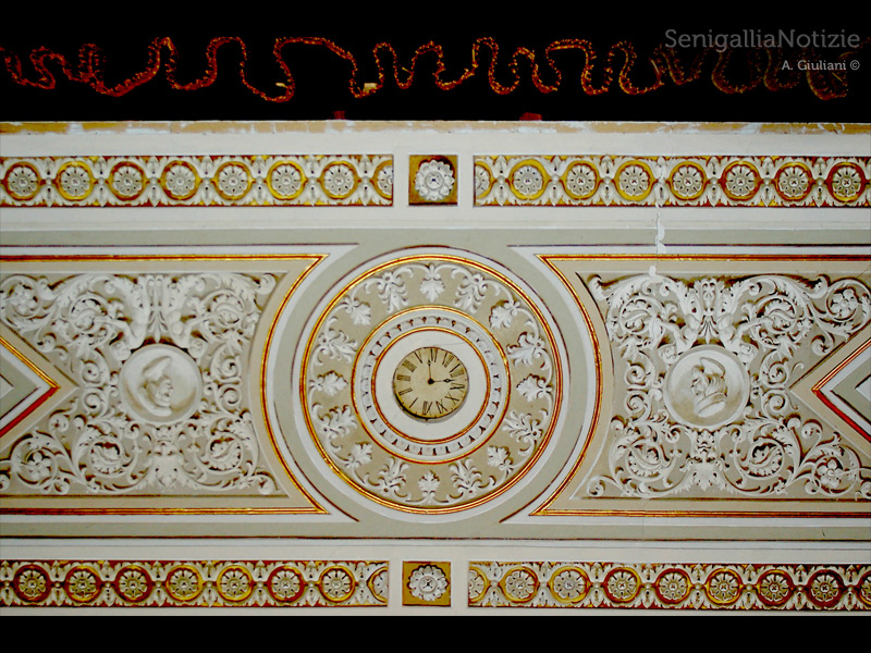 07/10/2013 - Soffitto con fregi e orologio