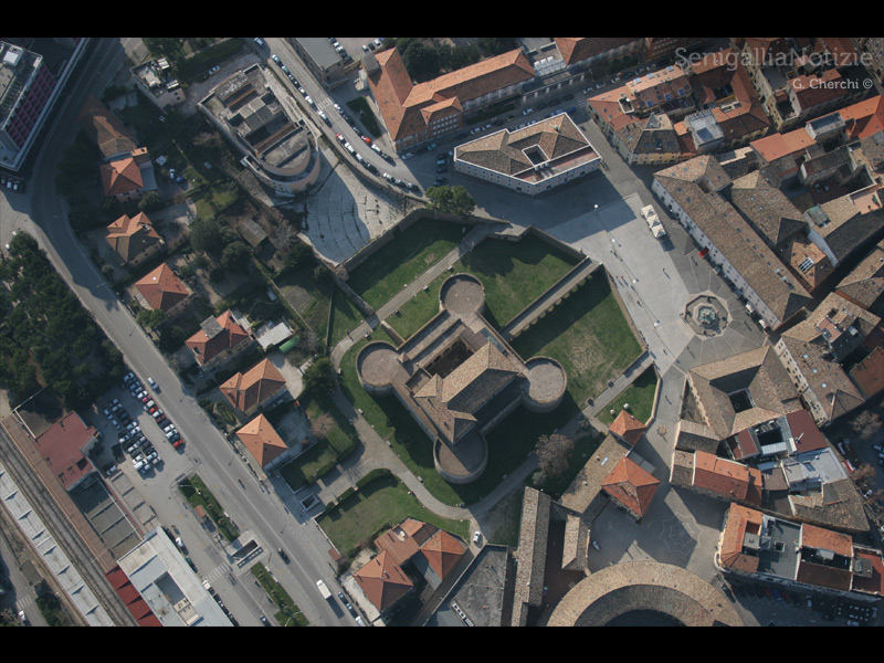 17/10/2013 - La Rocca Roveresca ed il centro storico dall'alto