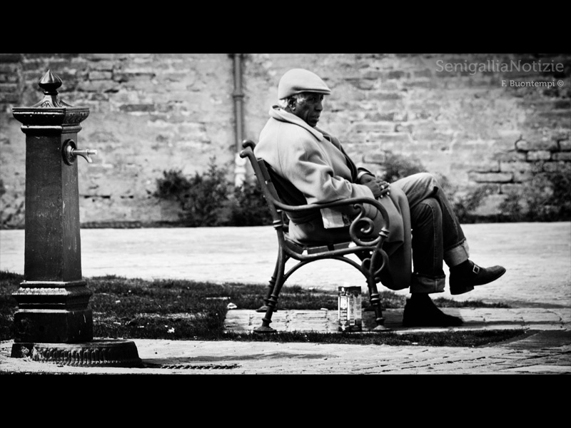 19/10/2013 - Comodamente seduto in panchina