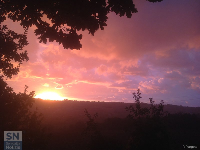 04/10/2015 - Tramonto dietro la collina