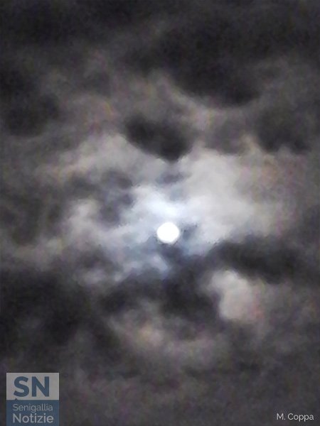 20/10/2015 - La luna si nasconde tra le nubi