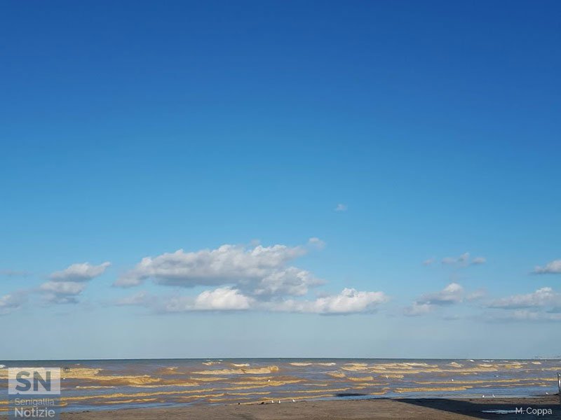 02/10/2019 - Nuvole al mare