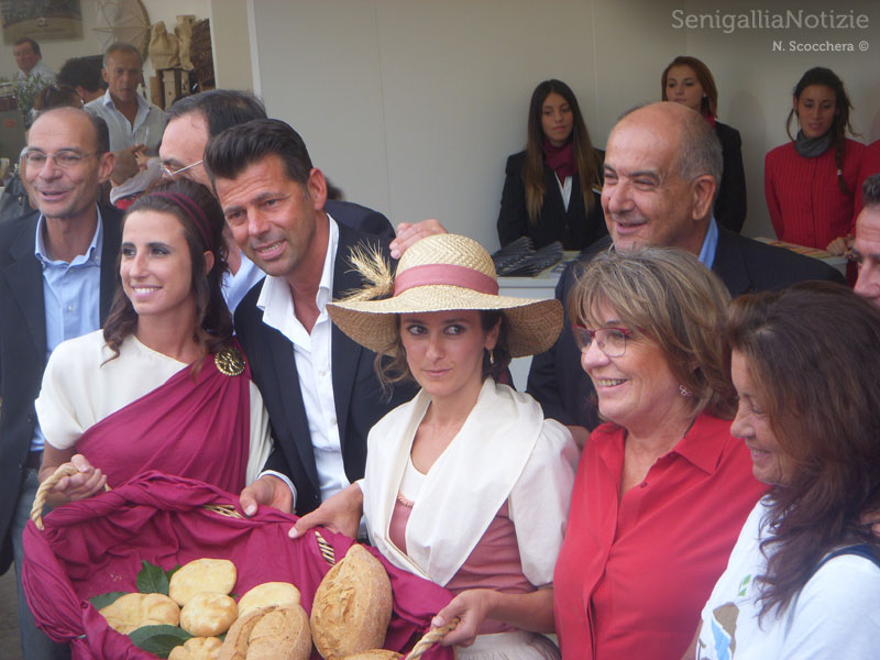 Foto di gruppo per l'apertura di Pane Nostrum 2013