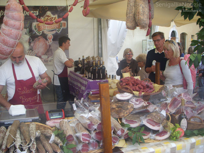 Non solo pane in centro a Senigallia