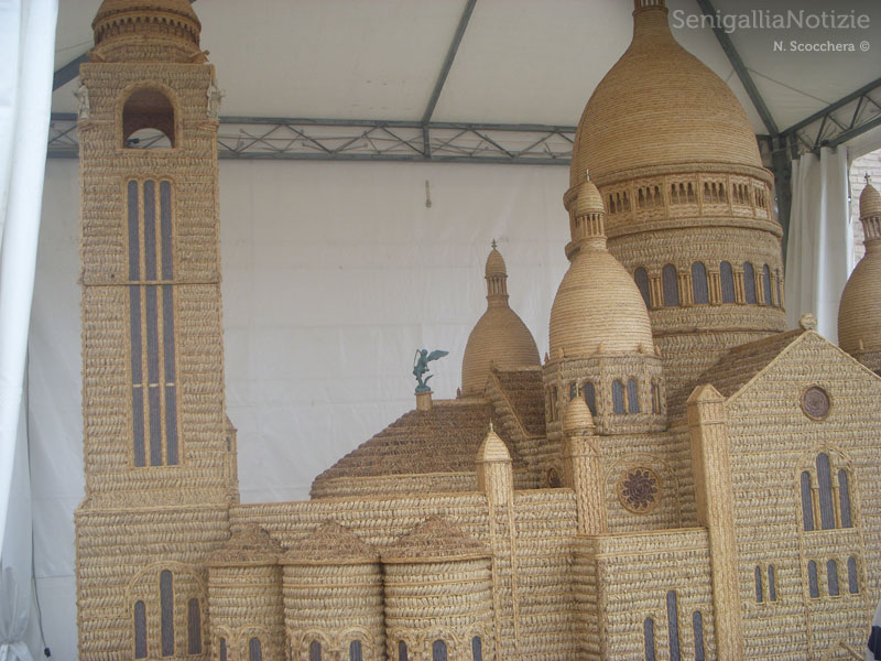 Il Sacro Cuore di Parigi realizzato con le spighe di grano