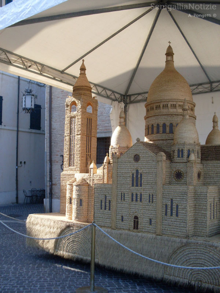 Il Sacro Cuore di Parigi realizzato con le spighe di grano