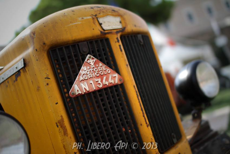 Trattori d'epoca esposti nei giardini della Rocca