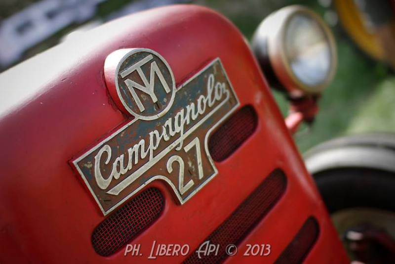 Trattori d'epoca esposti nei giardini della Rocca