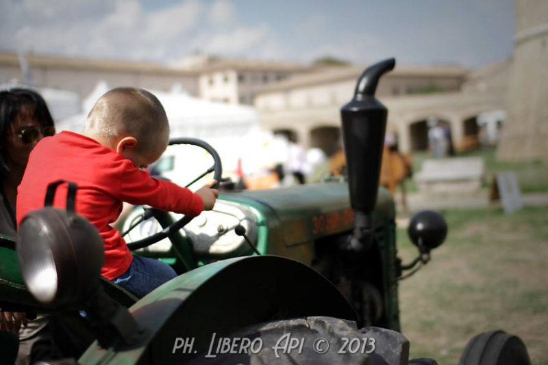 Trattori d'epoca esposti nei giardini della Rocca