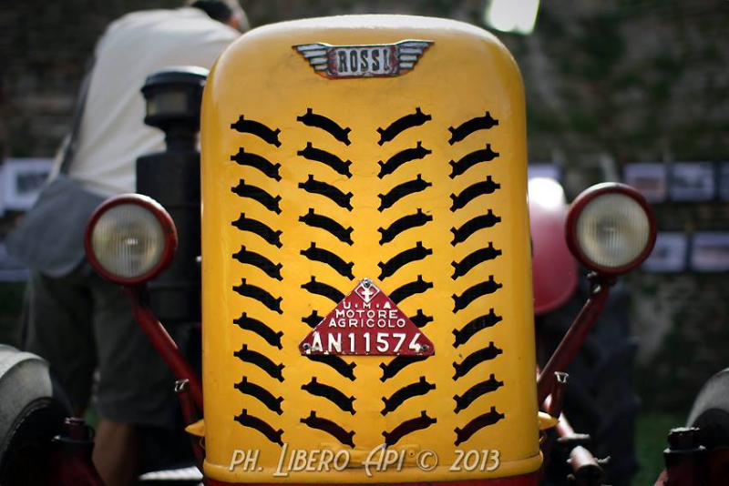 Trattori d'epoca esposti nei giardini della Rocca