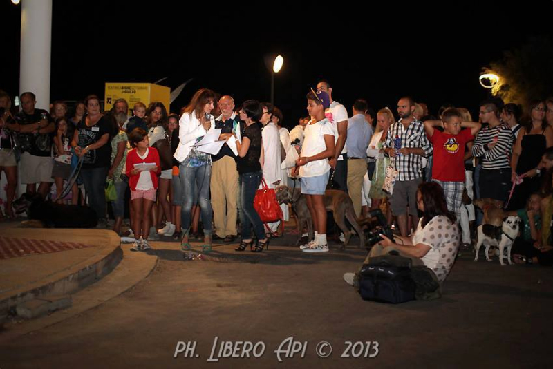 Partecipanti alla passeggiata a quattro zampe