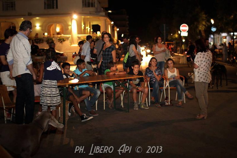 Giuria e partecipanti alla passeggiata a quattro zampe