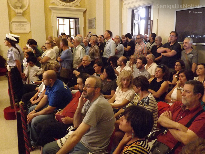 Il pubblico del primo consiglio comunale a Senigallia