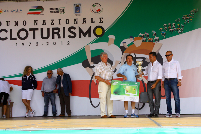 Premiazioni sul palco del Raduno nazionale di Cicloturismo
