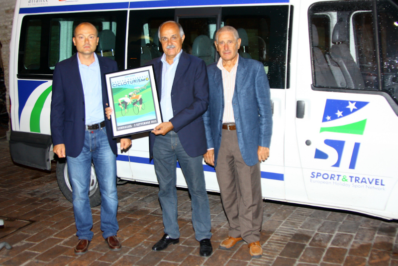 Gli organizzatori con la locandina del raduno