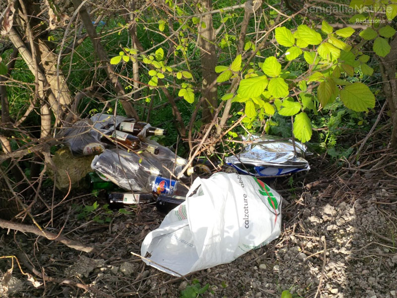 Rifiuti abbandonati in strada a Marina di Montemarciano