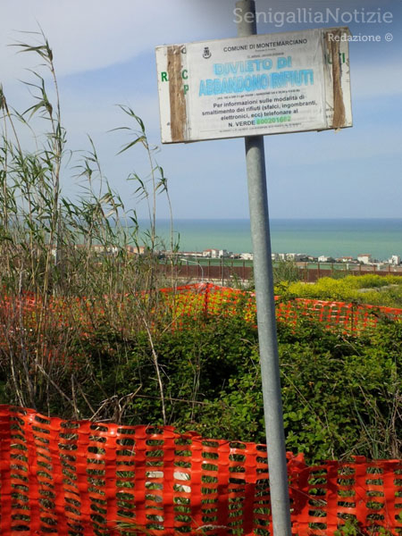 Rifiuti abbandonati in strada a Marina di Montemarciano