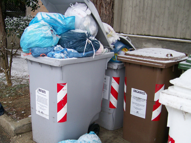 Rifiuti non ritirati nel Rione Porto di Senigallia