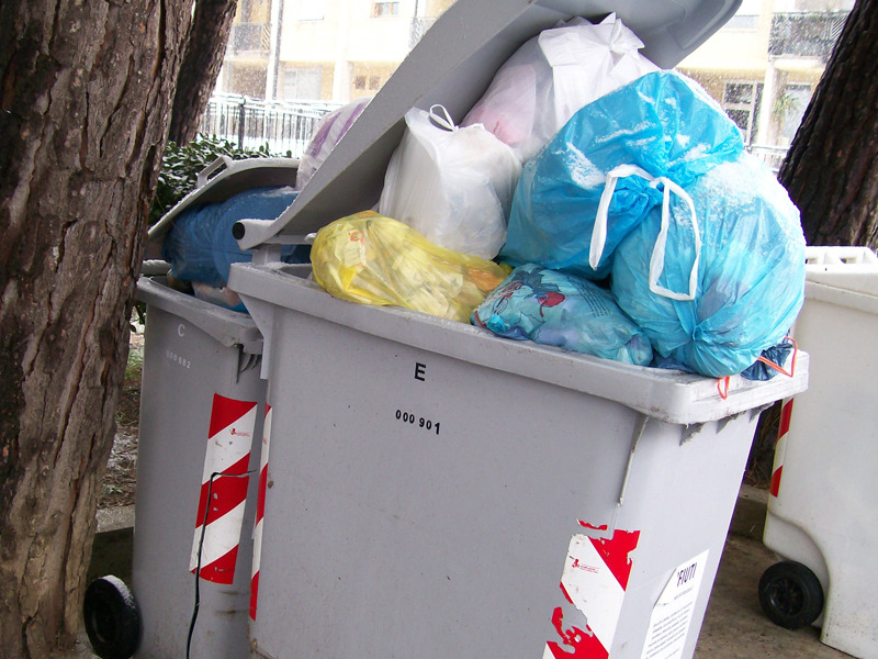 Rifiuti non ritirati nel Rione Porto di Senigallia