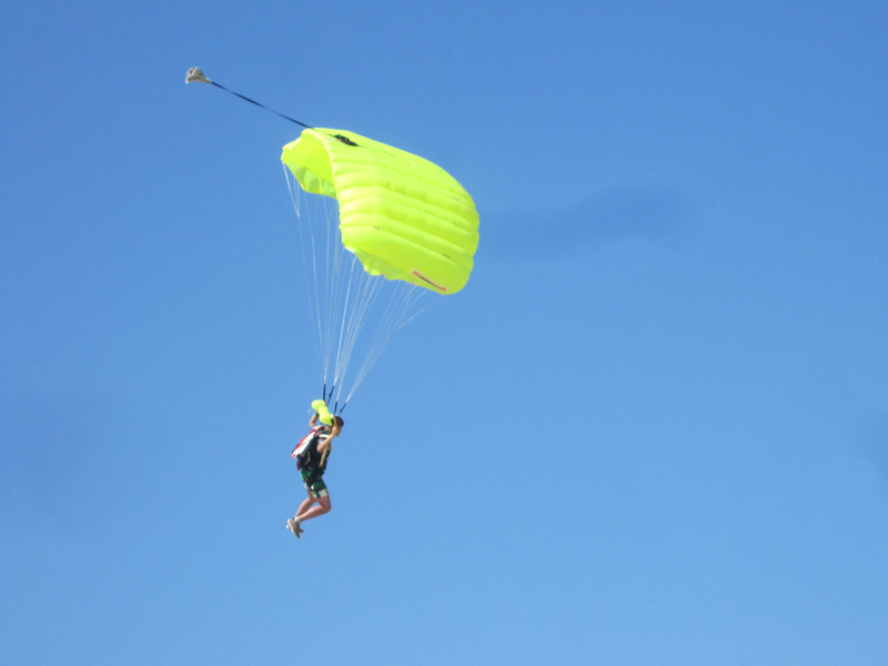 L'arrivo dei paracadutisti ha aperto il Senigallia Air Show