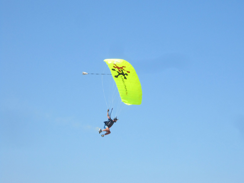 L'arrivo dei paracadutisti ha aperto il Senigallia Air Show