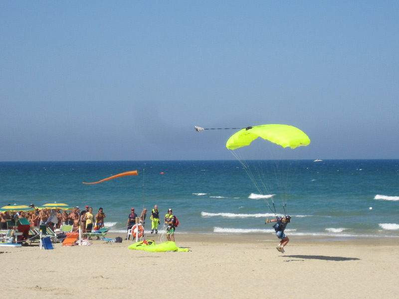 L'arrivo dei paracadutisti ha aperto il Senigallia Air Show