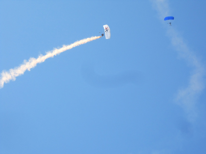 L'arrivo dei paracadutisti ha aperto il Senigallia Air Show