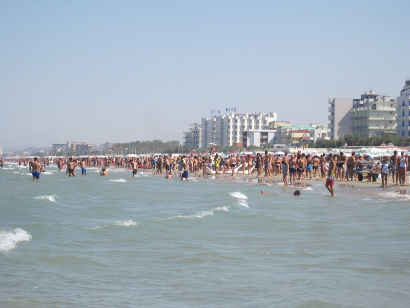 Spiaggia affollata per il Senigallia Air Show