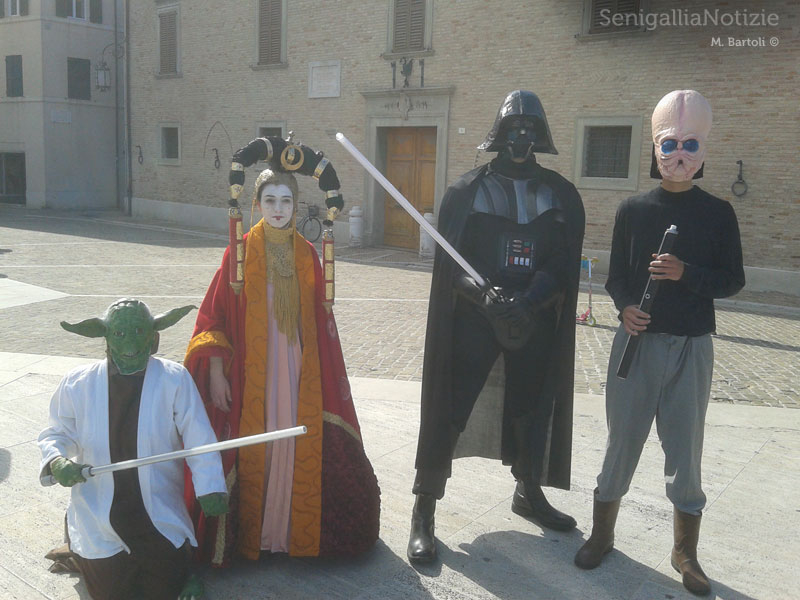 Personaggi in piazza a Senigallia Comics 2013