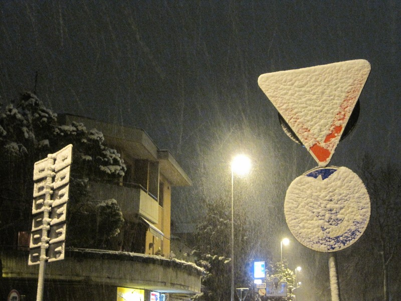 Strade di nuovo imbiancate dalla neve