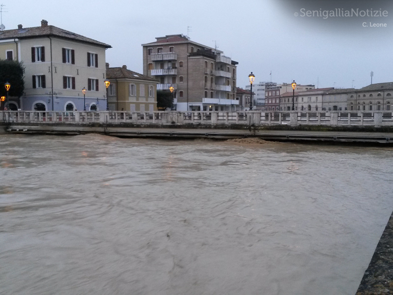 La piena del Misa sfiora i ponti