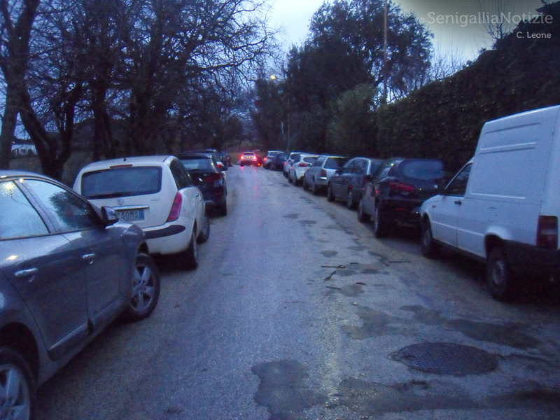 Le auto parcheggiate nelle zone più alte della città