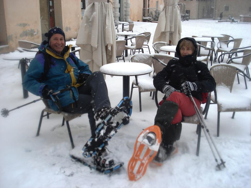 Una pausa caffè sulla neve, in piazza del Duca