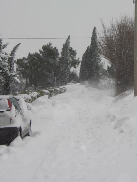 La neve ha bloccato via del Ferriero
