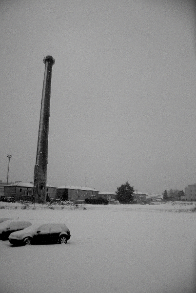 La ciminiera ex-Sacelit al porto