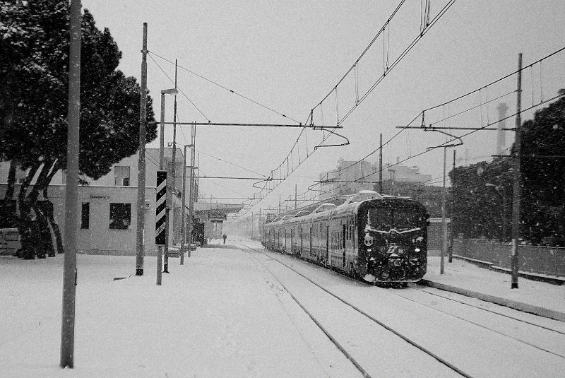 La stazione ferroviaria imbiancata