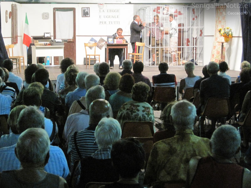 SenigArt - Teatro dialettale in piazza Roma