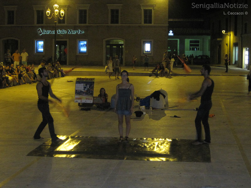 SenigArt - Giocolieri e acrobati in piazza del Duca