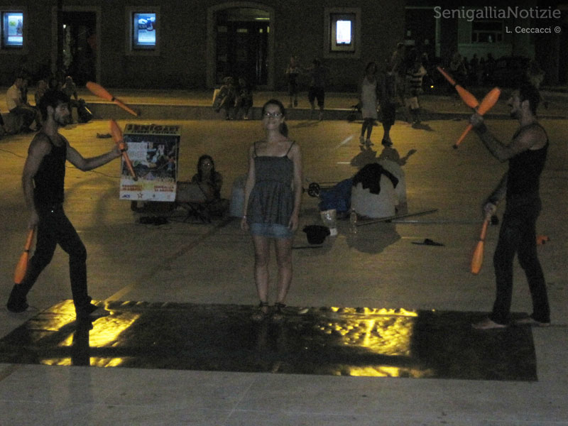 SenigArt - Giocolieri e acrobati in piazza del Duca