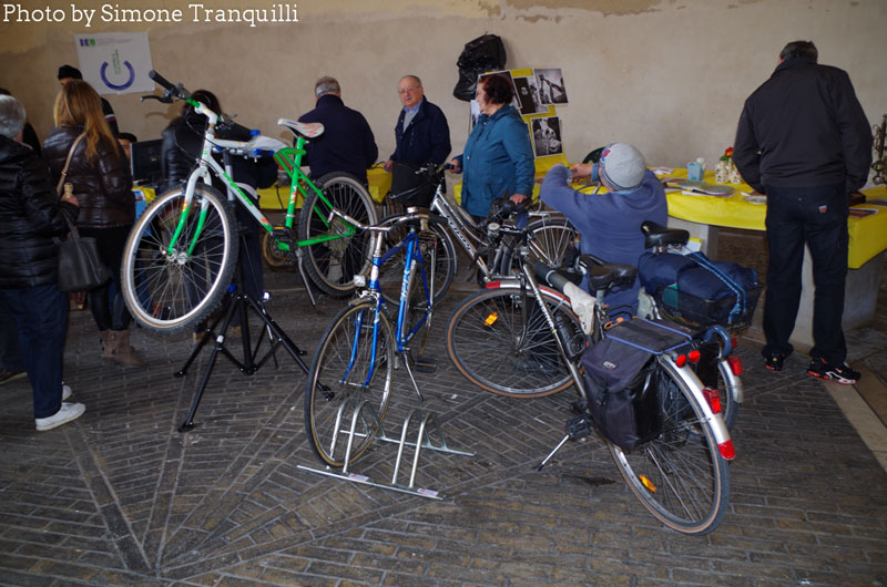 La punzonatura delle biciclette grazie alla Ciclofficina