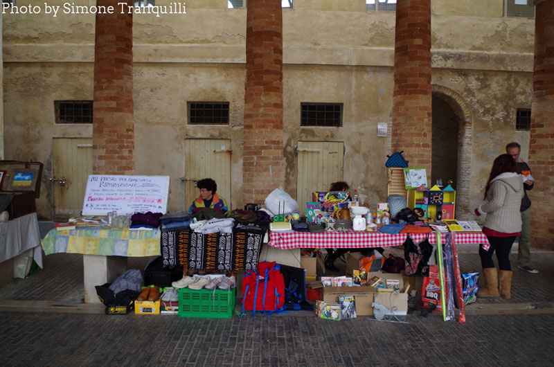Oggetti sui banchi del Foro Annonario per Senzanbocch