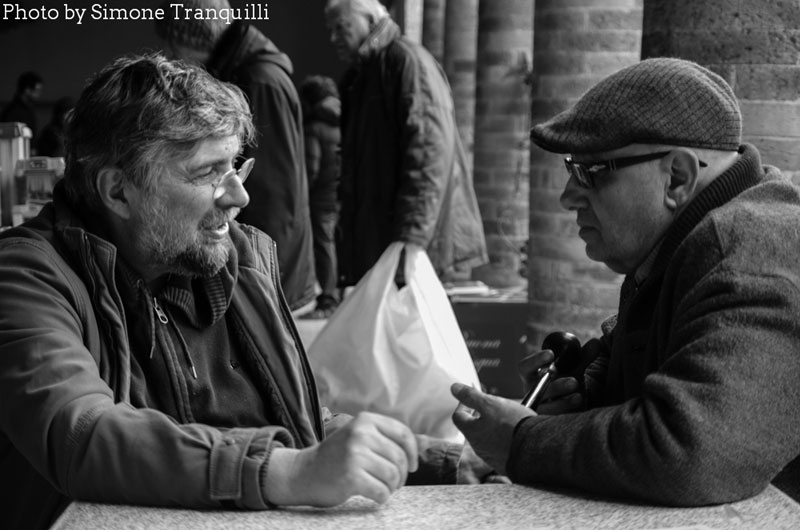 Non solo oggetti: si scambiano anche quattro chiacchiere