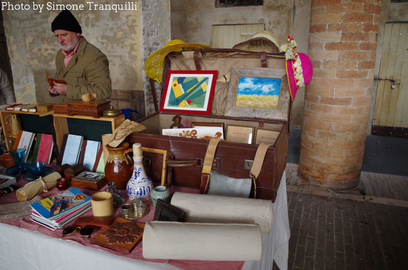 Oggetti sui banchi del Foro Annonario per Senzanbocch