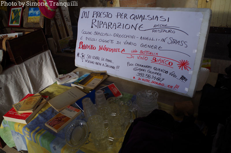 Oggetti sui banchi del Foro Annonario per Senzanbocch