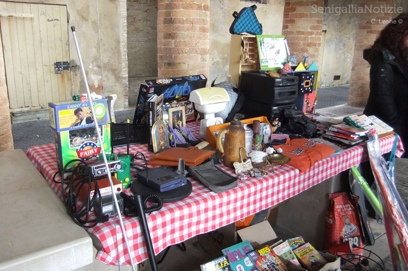 Merce da barattare in mostra a Senzanbocch