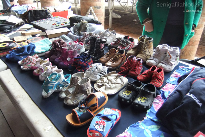 Oggetti sui banchi del Foro Annonario per Senzanbocch